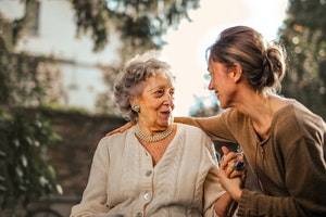 En quoi est-ce important d’assister les personnes âgées ?